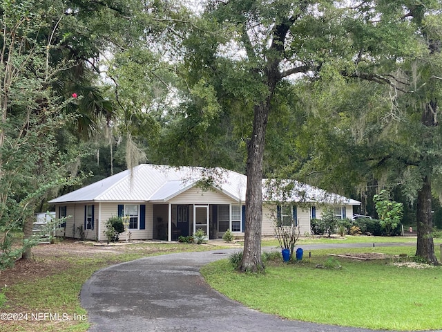 single story home featuring a front yard