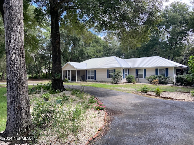 single story home with a porch