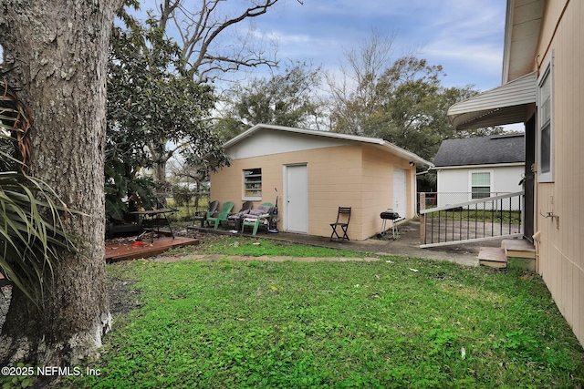 view of yard featuring an outbuilding