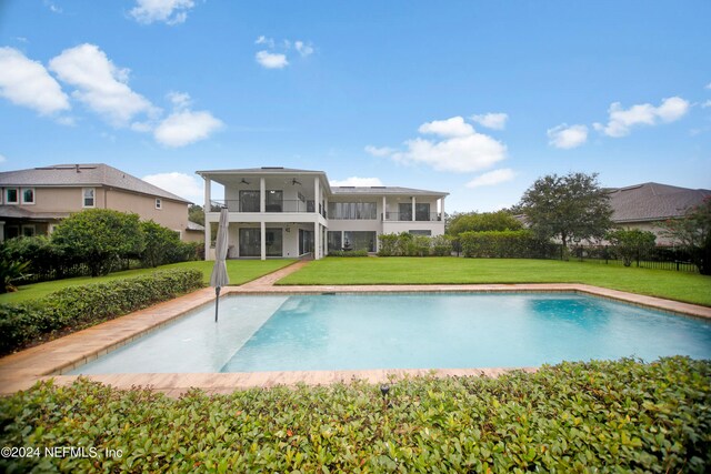 view of swimming pool featuring a yard