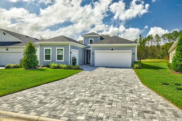 view of front of home featuring a front yard and a garage