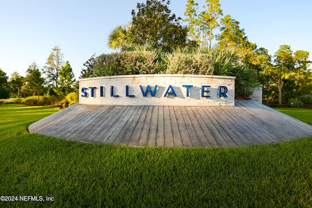 community sign with a yard