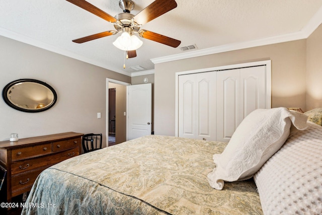 bedroom with a textured ceiling, crown molding, ceiling fan, and a closet