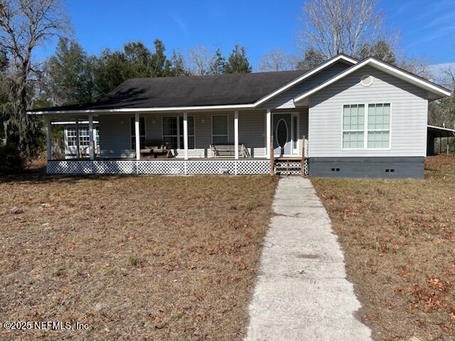 view of front of property featuring a porch and a front yard