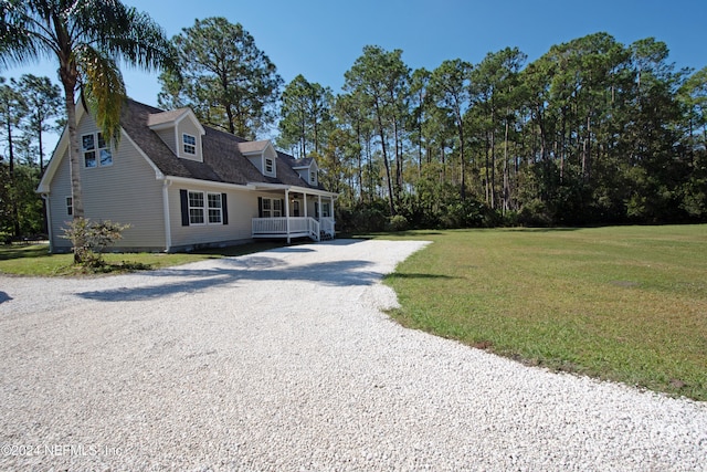 view of front of property featuring a front lawn