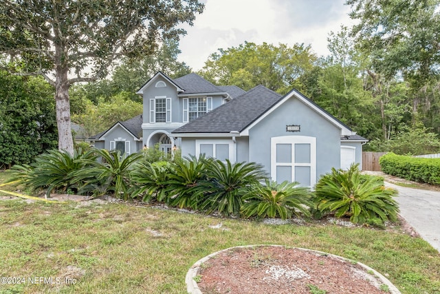 view of front of house featuring a front lawn