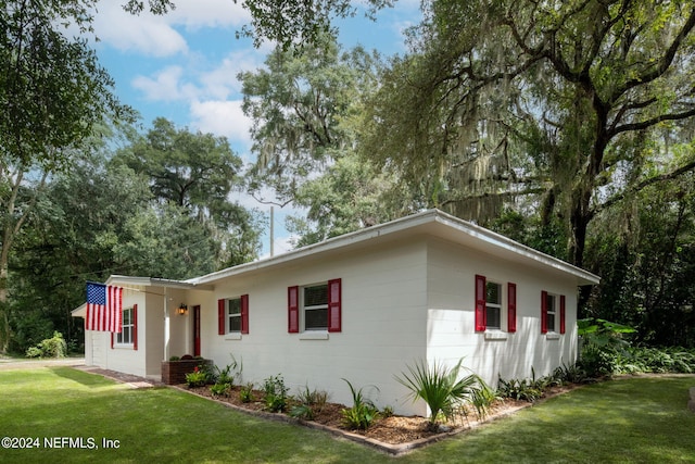 view of front of home featuring a front yard