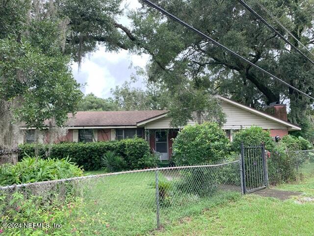 view of front of home featuring a front yard