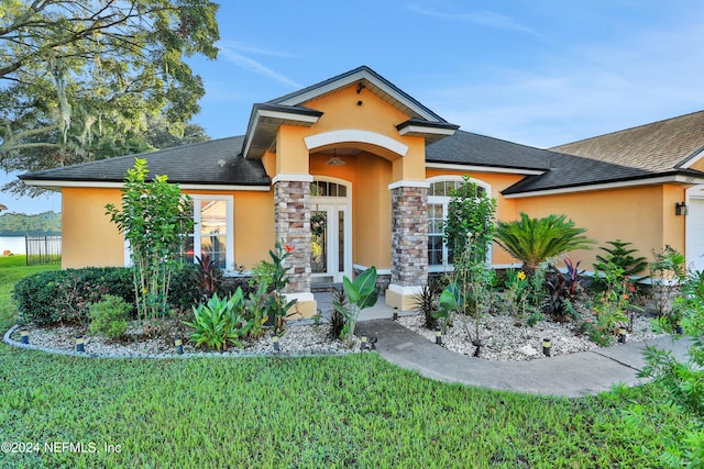 view of front of property featuring a front yard