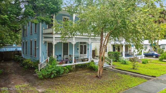 view of front facade featuring a front lawn and a porch