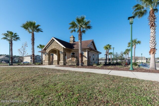 view of front facade with a front yard