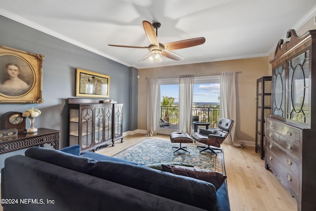 living room featuring light hardwood / wood-style floors, ceiling fan, and crown molding