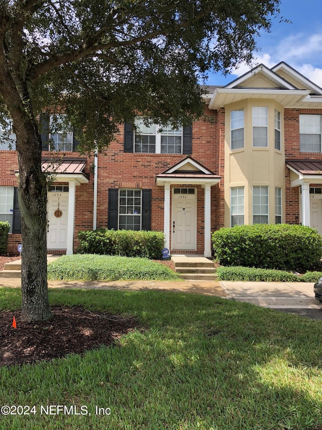 view of front of property with a front yard