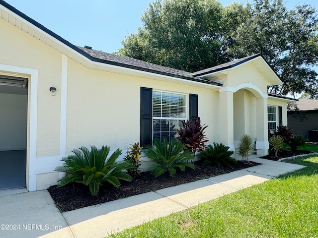 view of front of house featuring a front yard