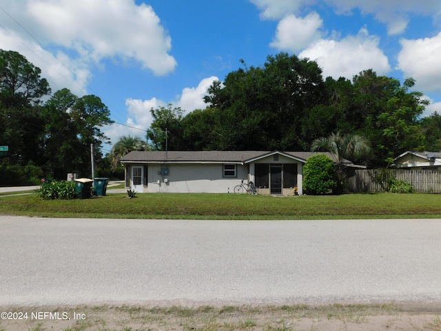 single story home with a front yard