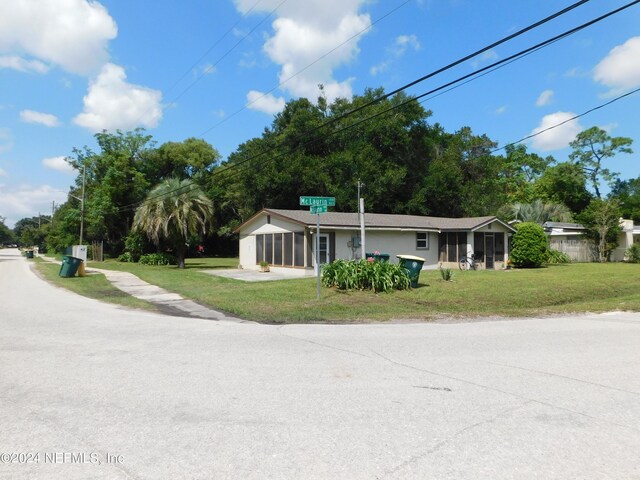 single story home with a front yard