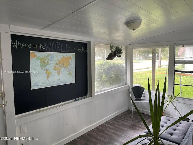 sunroom / solarium featuring vaulted ceiling