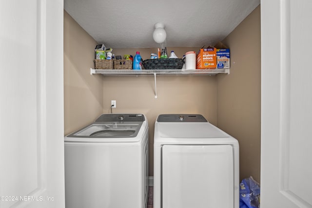 laundry room with a textured ceiling and independent washer and dryer