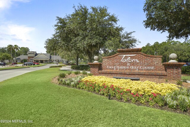 community sign with a lawn