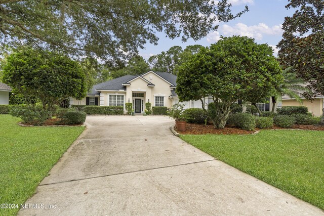 view of front of house featuring a front yard