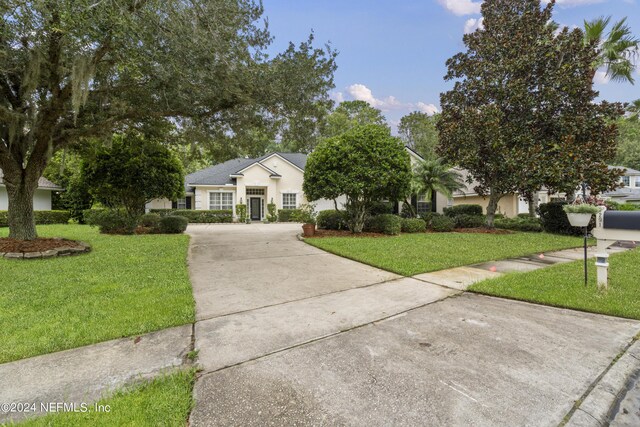 view of front of property featuring a front lawn