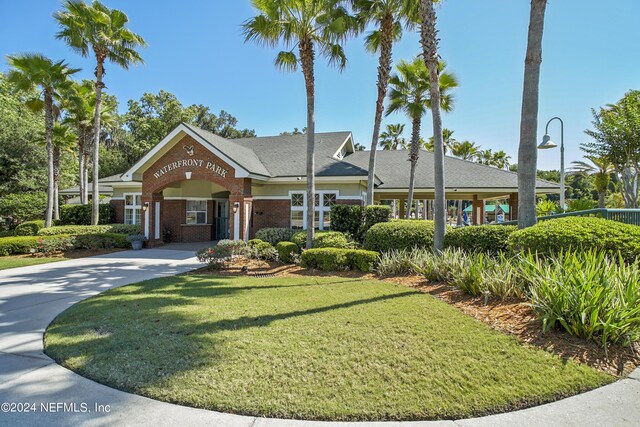 view of front facade featuring a front lawn