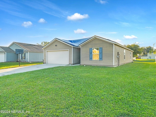 view of front of home featuring a front yard and a garage