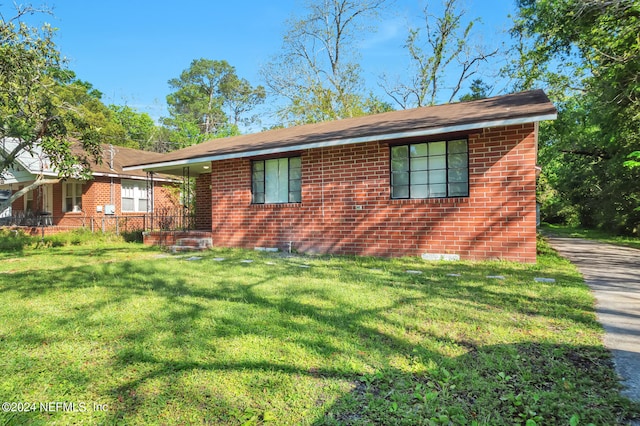 view of front of property with a front lawn