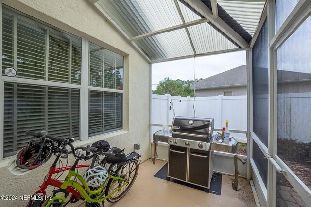 sunroom with vaulted ceiling