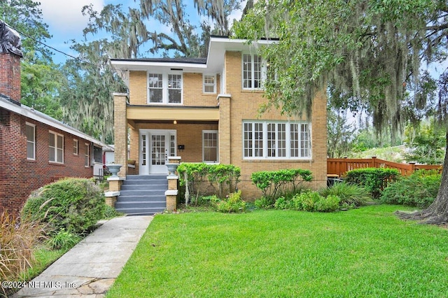 view of front of property featuring a front lawn