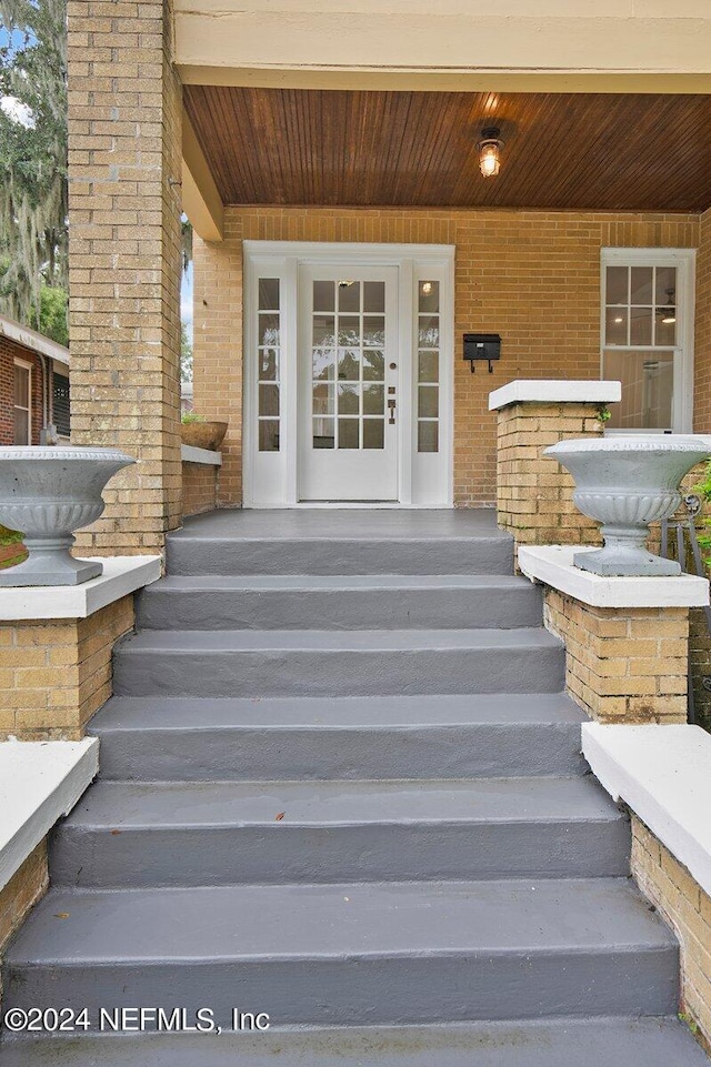 property entrance with covered porch