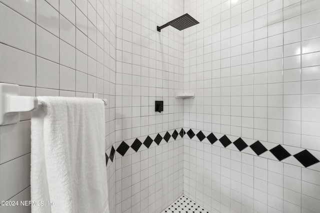 bathroom featuring a tile shower