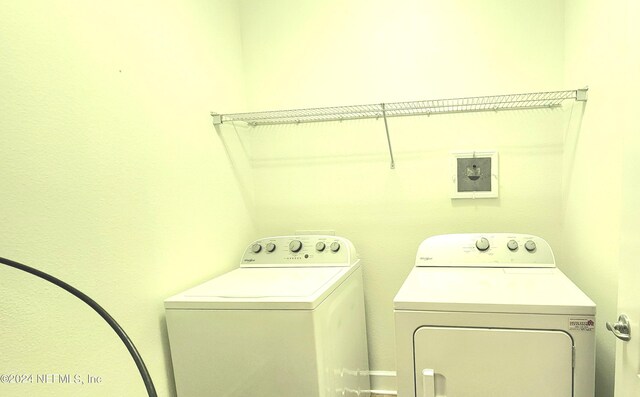 washroom featuring washing machine and clothes dryer