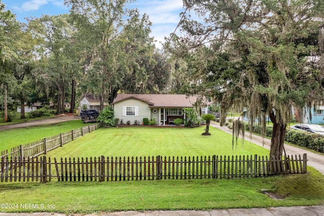 view of front facade featuring a front lawn