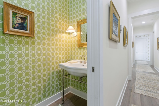 1505 Lakeside Ct, Fernandina Beach, FL 32034 - bathroom featuring baseboards, wood finished floors, a sink, and wallpapered walls