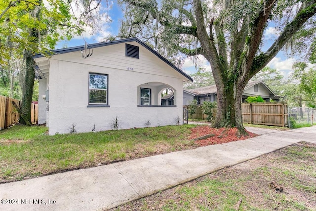 bungalow featuring a front lawn