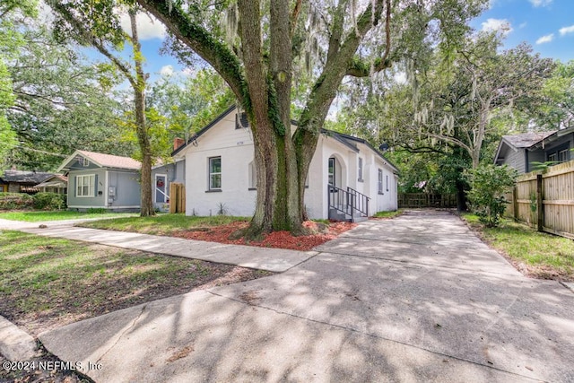 view of front of house with a front lawn