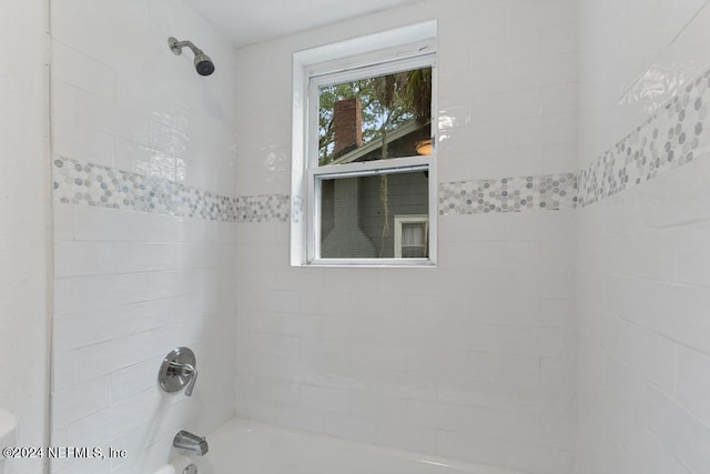 bathroom with tiled shower / bath