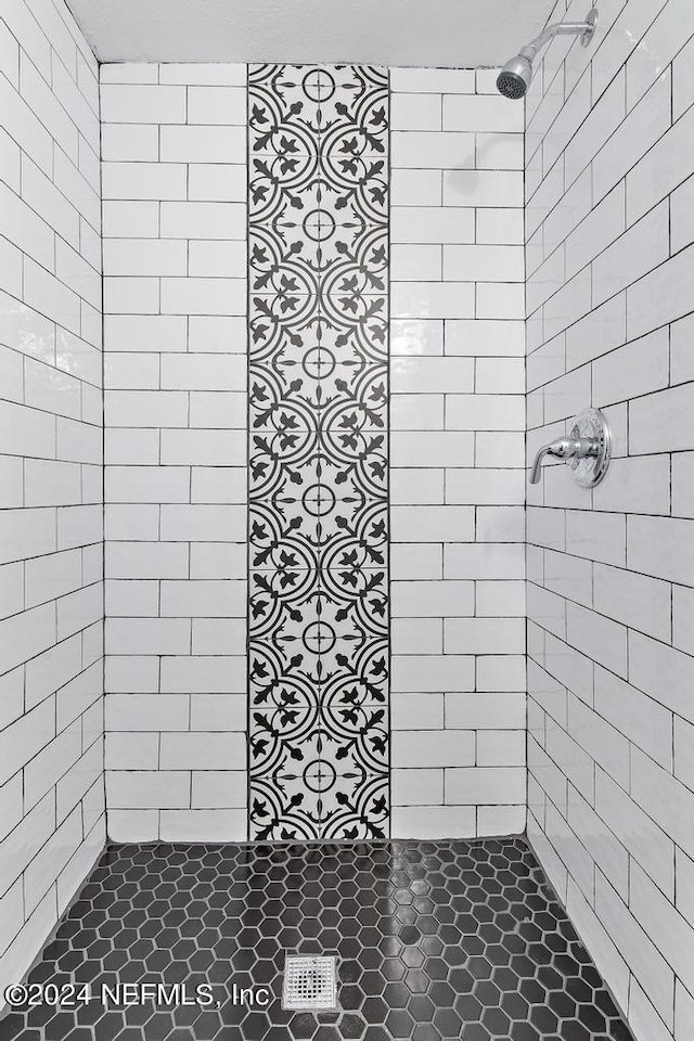 bathroom featuring a tile shower