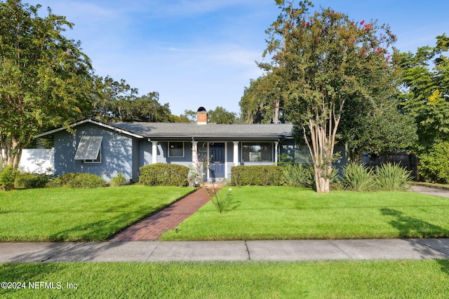 ranch-style home featuring a front lawn