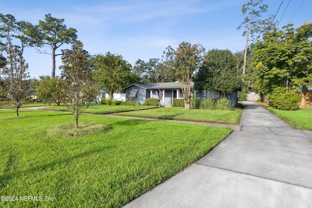 view of front of property featuring a front lawn