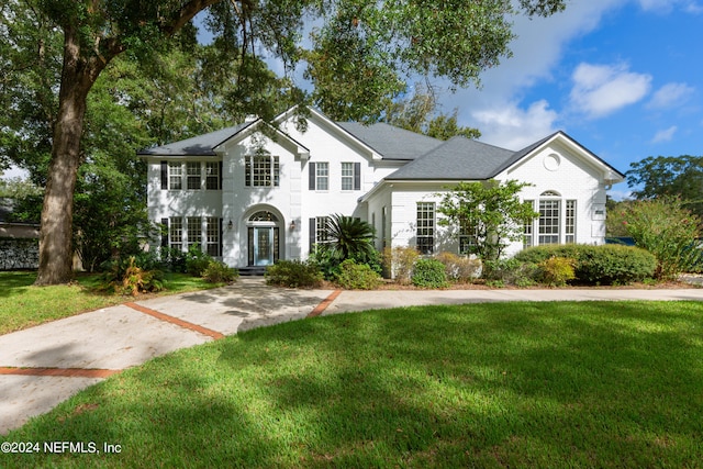 view of front of home featuring a front yard