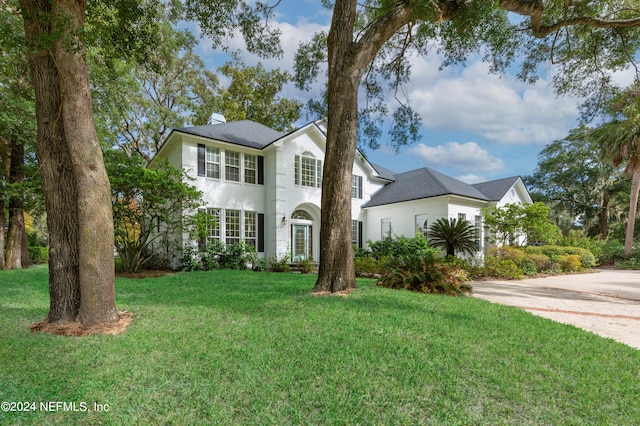 view of front facade featuring a front lawn