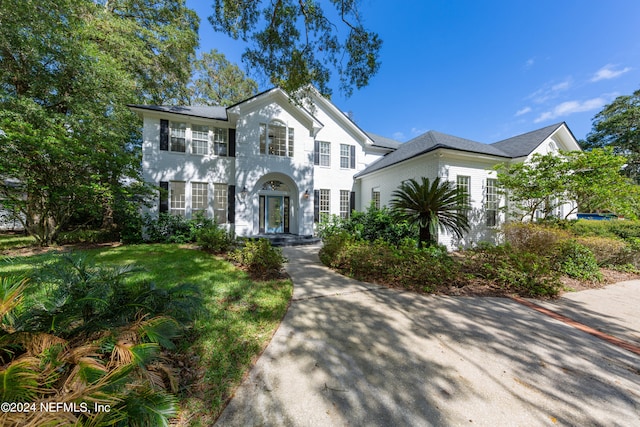 view of front of house featuring a front yard