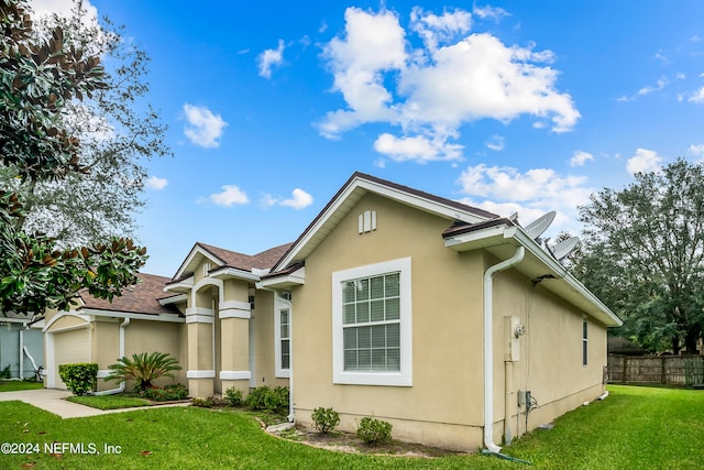 view of front of home featuring a front yard and a garage