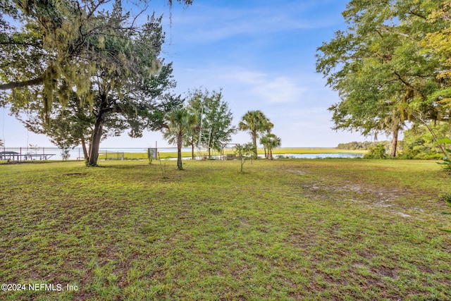 view of yard featuring a water view