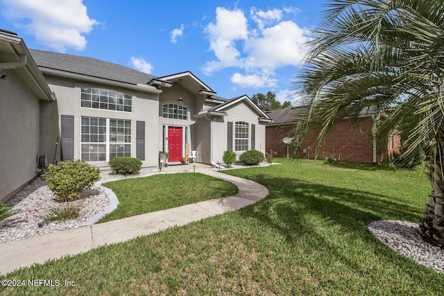 view of front facade featuring a front yard