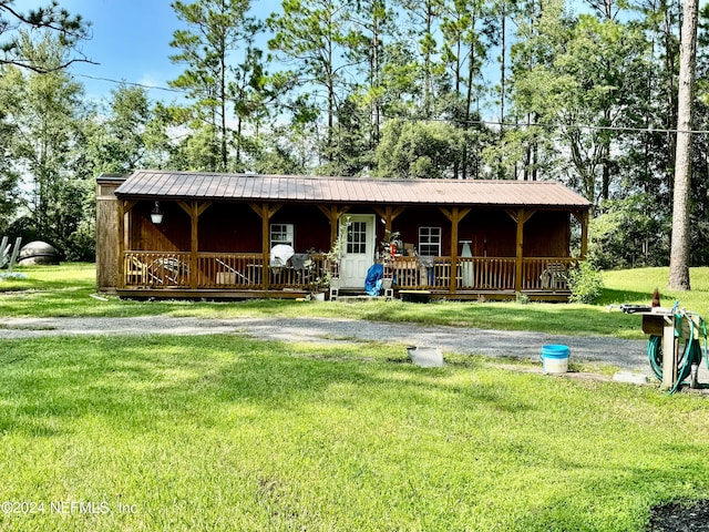 view of front facade featuring a front lawn and a porch