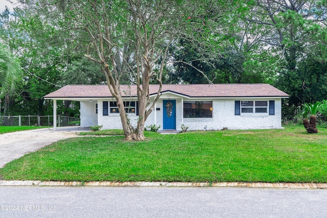 ranch-style house featuring a front yard