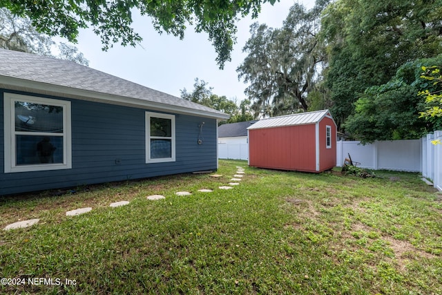 view of yard featuring a storage shed